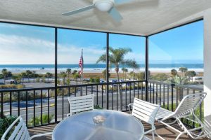 Large Corner Unit Screened-in Lanai